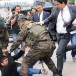 20140516_TurkeyYusufYerkelKickingProtestor_190_190
