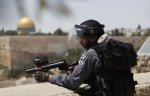 20150731_Israeli-soldiers-stands-guard-with-al-aqsa-in-background