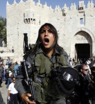 israeli-soldier-female-screaming-al-aqsa