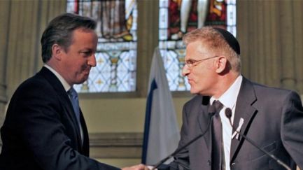 Prime Minister David Cameron shaking hands with Israeli regime’s agent in Britain, Daniel Taub.