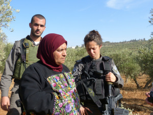 131125-tuqu_-israeli-border-guard-crying-as-she-talks-to-palestinian-woman-a-morgan