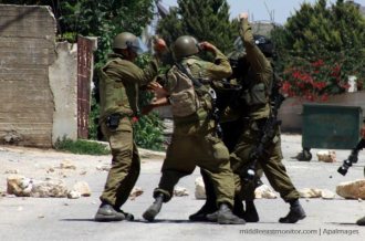 israeli-soldiers-beat-palestinian-journalist