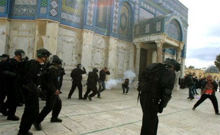Israeli-Forces-firing-tear-gas-al-aqsa