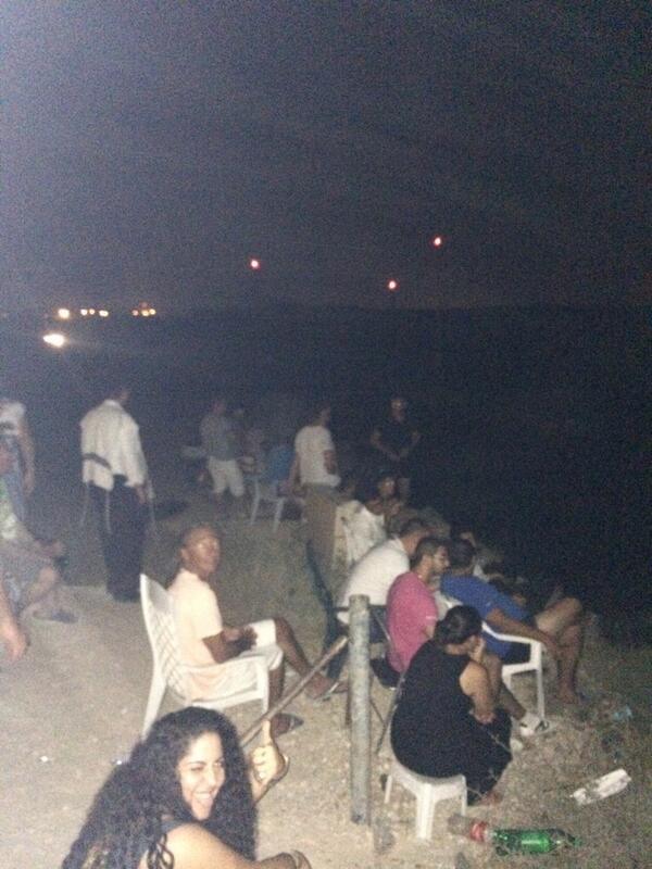 israelis-bringing-chairs-2-hilltop-in-sderot-2-watch-latest-from-gaza-clapping-when-blasts-are-heard