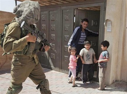 Israeli-military-raid-Palestinian-home-June-2014