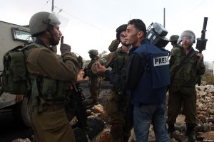 palestinian-journalist-with-israeli-soldiers