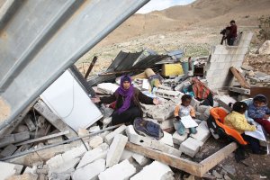 israel-demolishing-palestinian-home01