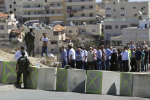 palestinians-being-checked-at-the-beit-el-checkpoint-in-Ramallah-Oct-17-2015