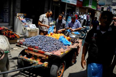 palestinians-buying-food-during-ceasfire