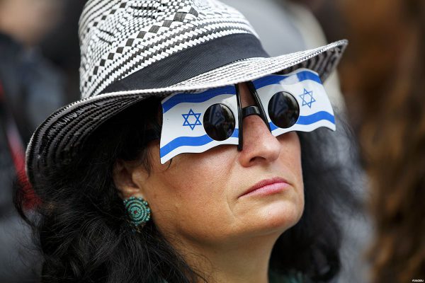 pro-Israel-and-pro-Palestinian-protestors-outside-Downing-St-during-Netanyahu-visit-Sep-9-2015-9-Israel-protestor-sunglasses