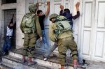 20160919_israeli-soldiers-clash-with-palestinian-in-hebron-and-arrest-handcuff-protestor-up-against-a-wall